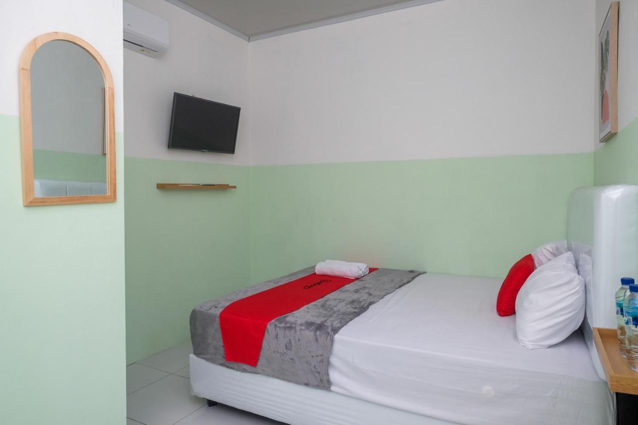 מלון Sukoharjo Reddoorz Near Tugu Kartasura מראה חיצוני תמונה