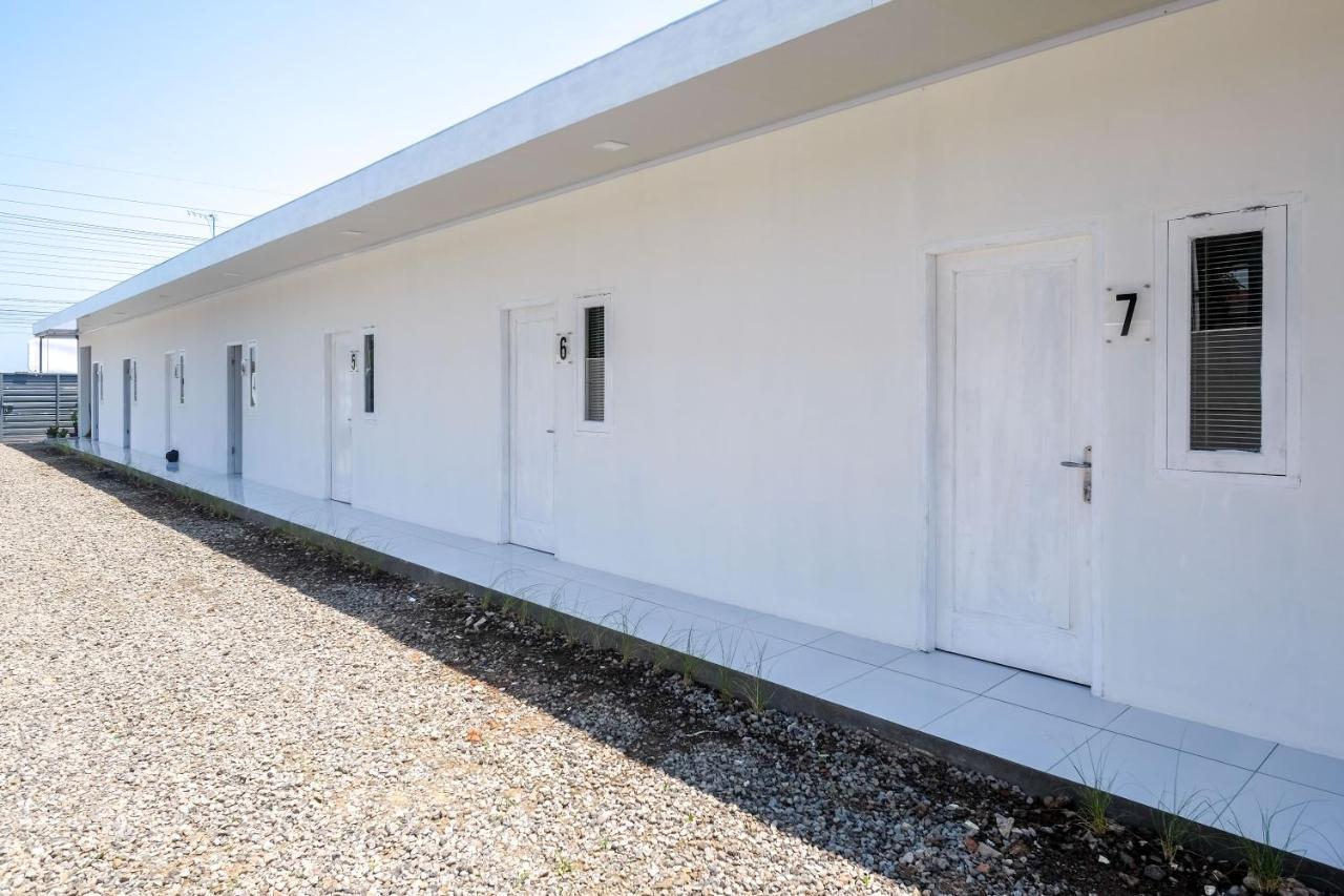 מלון Sukoharjo Reddoorz Near Tugu Kartasura מראה חיצוני תמונה