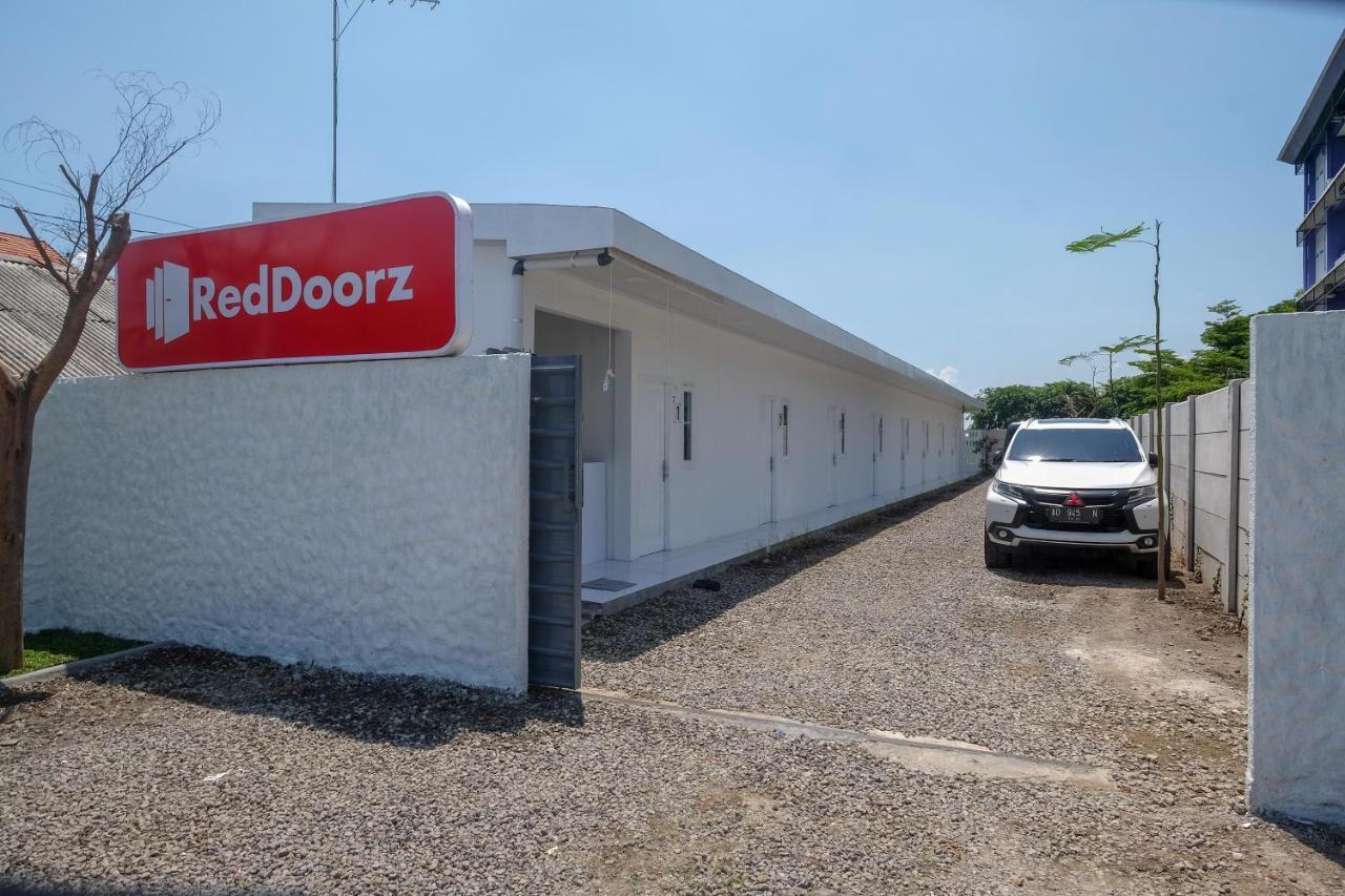 מלון Sukoharjo Reddoorz Near Tugu Kartasura מראה חיצוני תמונה