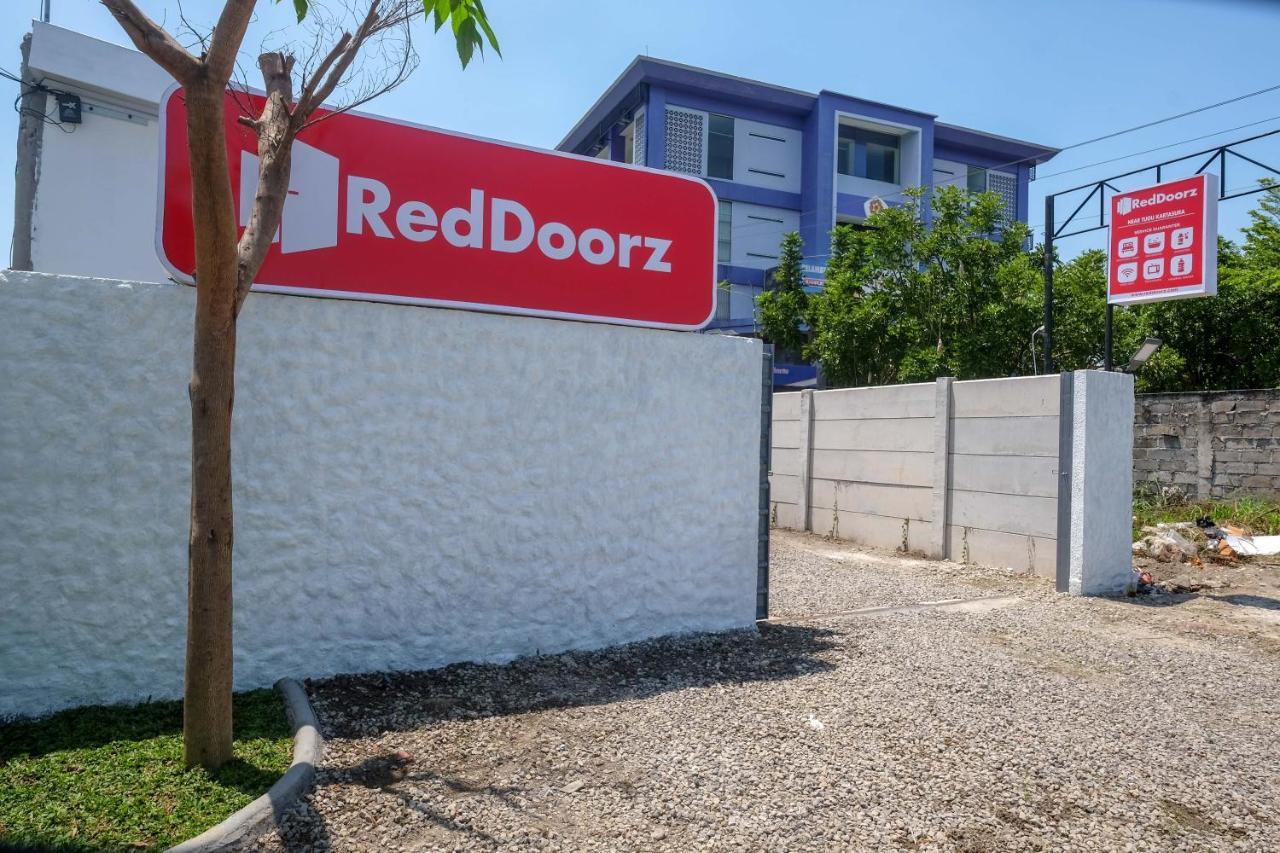 מלון Sukoharjo Reddoorz Near Tugu Kartasura מראה חיצוני תמונה
